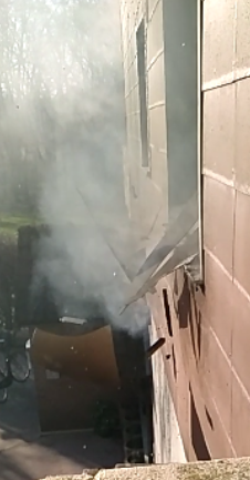 Brand in Nachbarwohnung - Fenster und Rahmen explodieren 