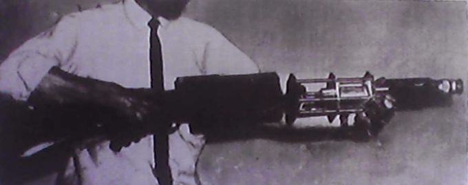 LASER-Gewehr von 1964. Die Waffe war geeignet, einen Gegner auf ca.1,5 km Entfernung zu blenden oder seine Kleidung in Brand zu schießen. Das Gewehr wurde von einer Batterie gespeist. Eine hohe Anzahl Blitze im Abstand von je 10 Sekunden war möglich. --- 
Für den Einsatz im verdeckten Kampf ist die Leistungsabgabe wegen Auffälligkeit wahrscheinlich schon zu hoch! (nach INTERAVIA, Genf, 5/1964)
Diese Uralt-Waffe hat heute die Größe von einem Handy  mit allen Hightech-Funktionen wie Zieldetektion und Steuerung incl. elektron.Stabilisator, Tracking, GPS etc.pp.
Infrarot-Strahlung ist nicht sichtbar und aber tw. durchdringender!!!
(Bildzitat zur Erläuterung, als Hinweis oder zur Veranschaulichung, um der übergeordneten gesetzlichen Pflicht zur Hilfeleistung für Verbrechensopfer oder zur Verbrechensvorbeugung nachzukommen)