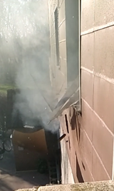 Brand in Nachbarwohnung - Fenster und Rahmen explodieren 